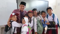 Keluarga besar SD Negeri Cikoneng